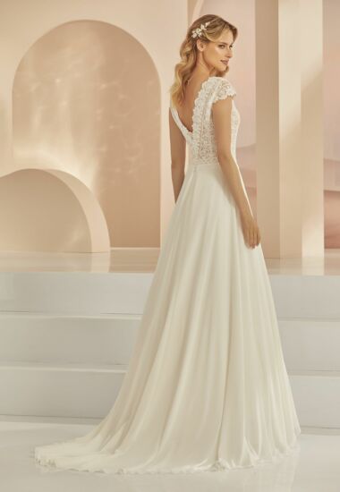 Brautkleid mit tiefen Rückenausschnitt. Ein Blickfang den man unbedingt sehen muss. Hochzeitskleid fließend mit Schleppe; Oberteil mit geblümter Spitze.