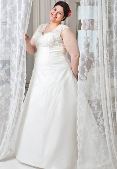 Brautkleider in großen Größen mit Spitzenapplikationen und langer Schleppe.