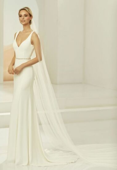 Ein schlichter, langer Schleier passt zu jedem Brautkleid; auch zu Boho und Vintage Brautkleidern.