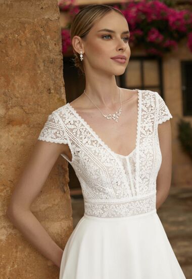Vintage Brautkleid mit Spitzenoberteil und Chiffonrock.
 