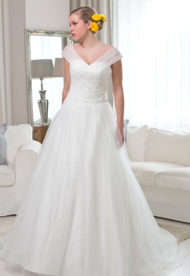 Schlichtes Hochzeitskleid mit Carmen-Ausschnitt sorgt für den perfekten Auftritt. Brautkleid in A-Linie und mit langer Schleppe.