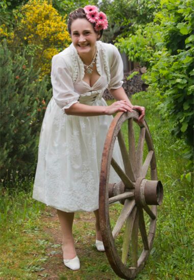 Hochwertige Brautdirndl in Creme mit Dirndlbluse aus Seidenbatist.
