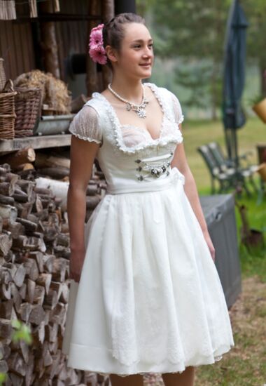 Wunderschön! Brautdirndl aus hochwertigem Satin und Spitze.