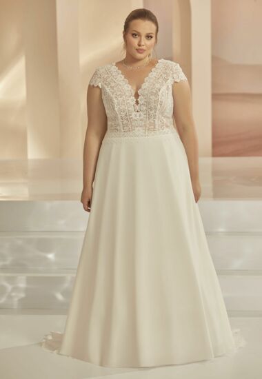 Ein elegantes Brautkleid für große Größen. Oberteil ist aus feiner Spitze und der Rock ist aus fließendem Chiffon. Dieses Brautkleid schmeichelt jeder Braut.
