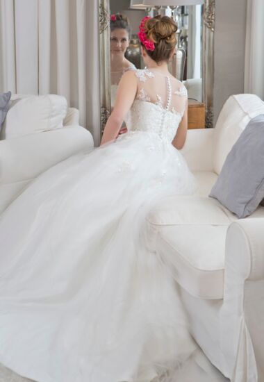 Edles Brautkleid in Creme mit viel Spitze und Tüllrock in A-Linie.