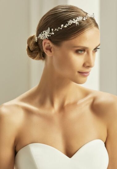 Elastisches Haarband mit Glitzersteinen und vieles mehr.