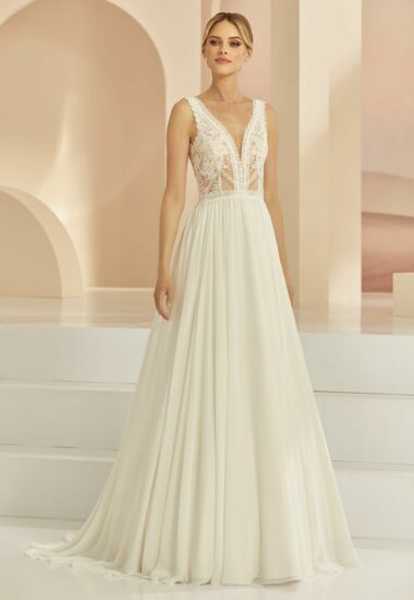 Romantisches Boho Brautkleid mit transparentem Oberteil aus hochwertiger Spitze. Bohemian Chic mit V-Ausschnitt und fließendem Tüllrock.