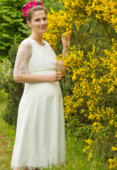 Traumhaft schönes Umstandsbrautkleid mit Spitzenärmelchen in Creme.