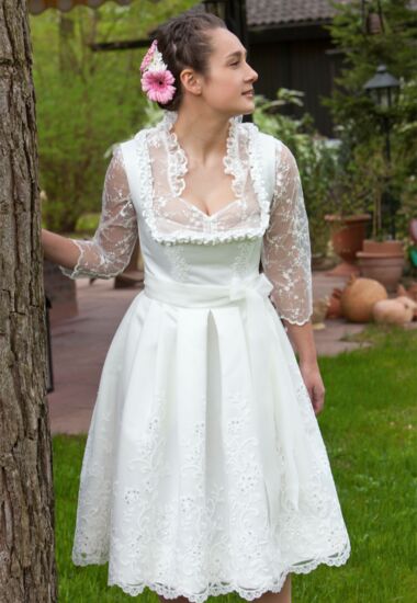 Traumhafte Brautdirndl mit Spitzenbluse mit 3/4 Arm. Hochzeitsdirndl in Creme.