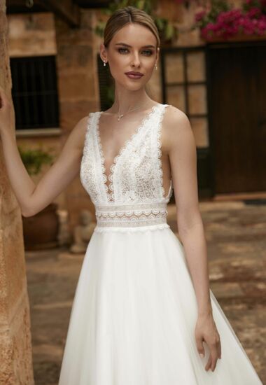 Romantisches Boho Brautkleid mit transparentem Oberteil aus hochwertiger Spitze. Bohemian Chic mit V-Ausschnitt und fließendem Tüllrock.