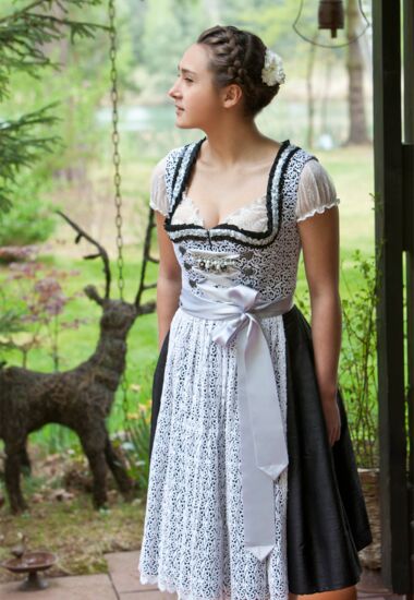 Traumhaft schönes Designer Dirndl aus Wildseide. Dirndl in schwarz-weiß mit hochwertiger Spitze.
