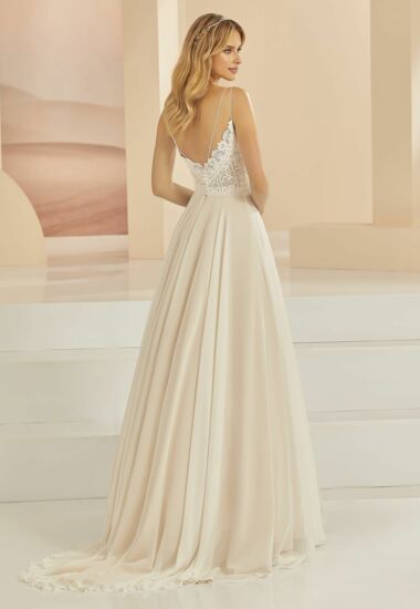 Das Brautkleid ist in Ivory-Nude eignet sich super für eine freie Trauung oder für das Standesamt.
 