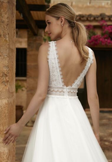 Traumhaftes Boho Brautkleid mit tiefem Rückenausschnitt.
 